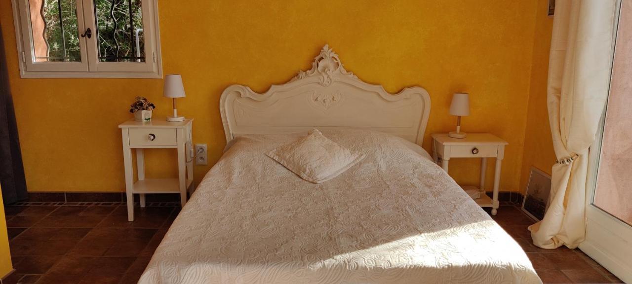 Hotel Sous Les Oliviers Tourrettes Esterno foto